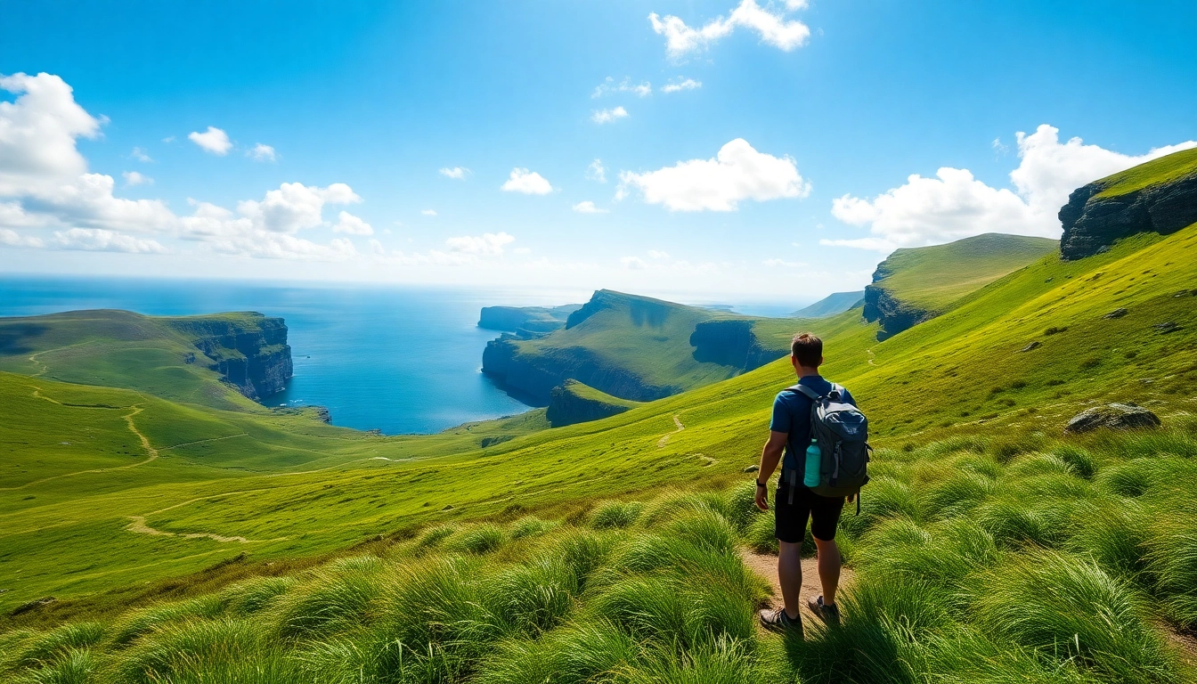 Aktiver Wanderer genießt seinen Wandern Irland Urlaub in spektakulärer Landschaft.